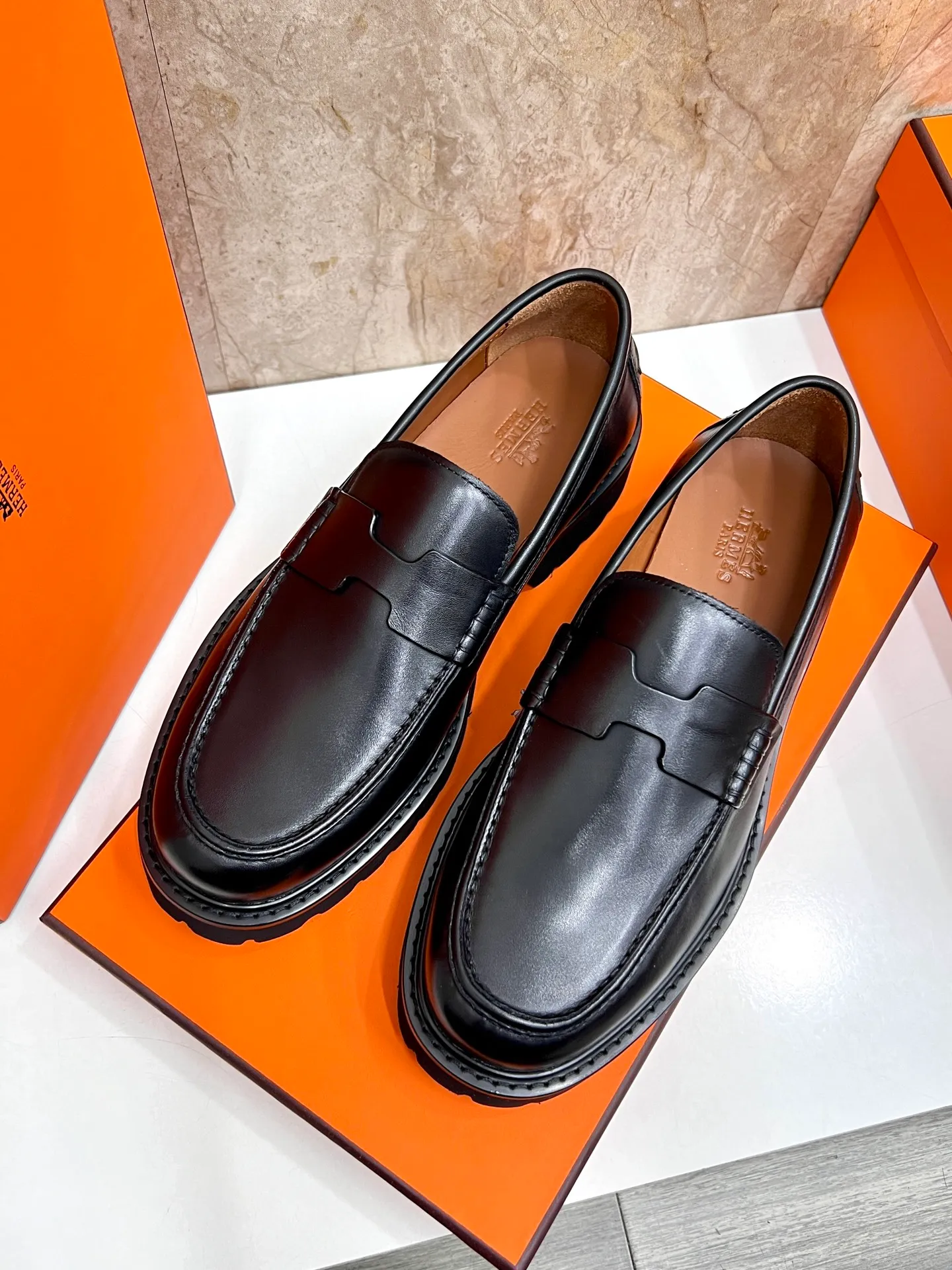 Original order quality P840 Brand: Hermès Standard code: Men's code: 39.40.41.42.43.44. (38.45 custom-made Grade: Same as the official website Original order quality Material: Original cowhide Original breathable cowhide lining Original outsole Style category: Men's fashionable casual leather shoes Color: Actual picture